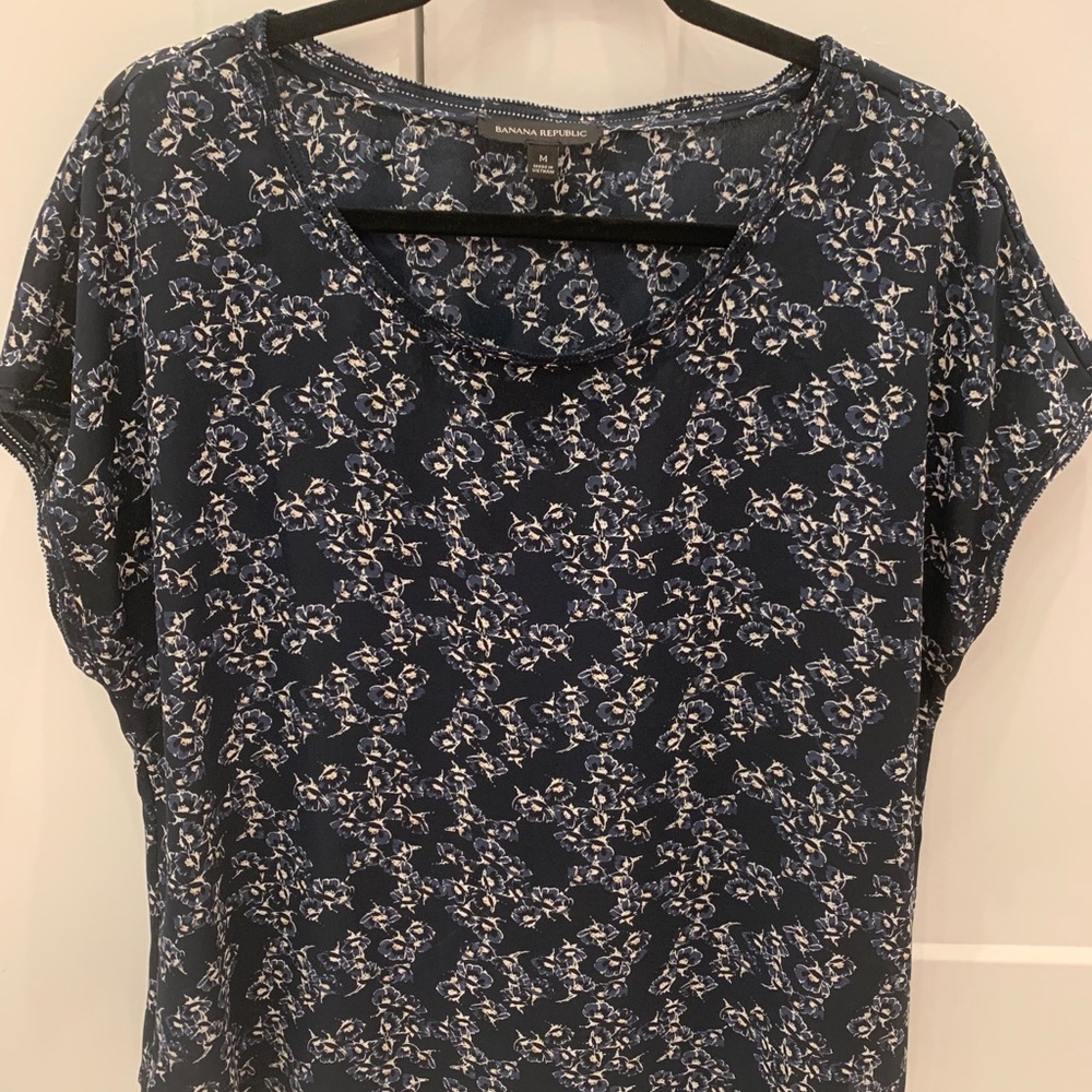 Banana Republic flowy flowery top, size M. EUC